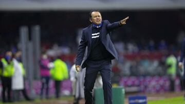  Juan Reynoso durante un partido de Cruz Azul