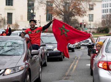 Aficionados celebran en Washington el pase a las semifinales del Mundial de Qatar 2022.