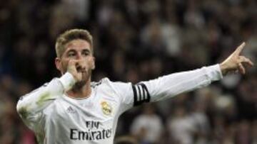 El defensa del Real Madrid Sergio Ramos celebra el gol que ha marcado al Osasuna, tercero para el conjunto blanco, durante el partido de Liga en Primera División que se disputa esta tarde en el estadio Santiago Bernabéu, en Madrid.