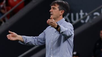 BILBAO, 08/11/2022.- El entrenador del Valladolid José Rojo Martín "Pacheta" reacciona durante el encuentro de la decimocuarta jornada de la Liga Santander entre el Athletic Club y el Real Valladolid disputado este martes en el estadio de San Mamés, en Bilbao. EFE/ Miguel Toña