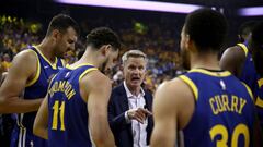 Kerr se dirige a Curry durante un tiempo muerto