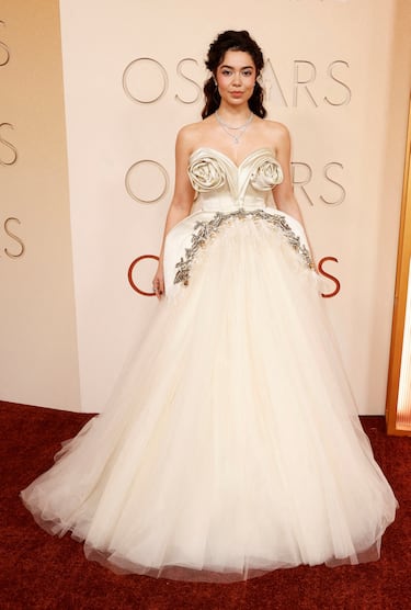 Auli'i Cravalho posa en la alfombra roja del Dolby Theatre.