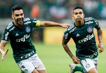 SAO PAULO, BRAZIL - OCTOBER 03: Dudu #09 of Palmeiras celebrates after scoring the first goal of his team during the match against Colo Colo for the Copa CONMEBOL Libertadores 2018 at Allianz Parque Stadium on October 03, 2018 in Sao Paulo, Brazil. (Photo by Alexandre Schneider/Getty Images)