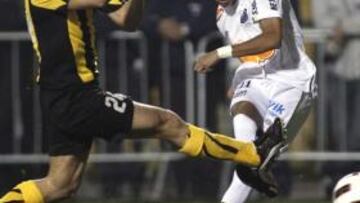 <b>UN CRACK. </b>Neymar recibió un pase de Arouca en el pico izquierdo del área grande y con este derechazo marcó el primer gol del Santos, que celebró a lo grande.