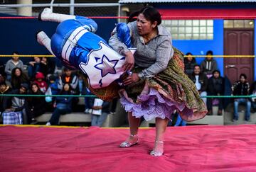 Ana Luisa Yujra con un luchador del club Sharks.