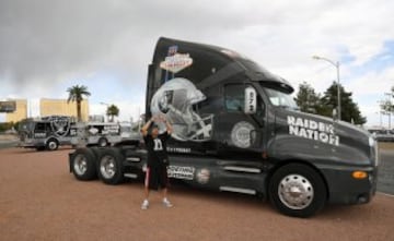 Fans de los Raiders festejan el pase del equipo a Las Vegas.