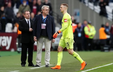 Tras la derrota de 0-3 ante el Burnley, seguidores de los Hammers ingresaron al campo para recriminar a sus jugadores.