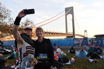 Los corredores esperan el comienzo de la Maratón de Nueva York en el Verrazzano Bridge.