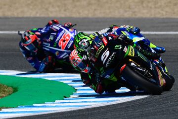 Johann Zarco por delante de Valentino Rossi y Maverick Viñales.