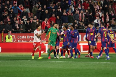 El delantero blanquirrojo corta una jugada con una entrada desmedida a Lamine Yamal. El arbitro, Soto Grado, le enseña la cartulina roja y, entre tanto, se monta una bronca que al final acaba en nada.