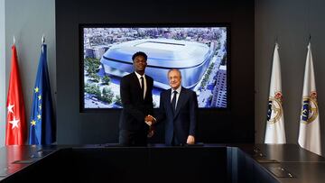 Presentaci¨®n de Tchouam¨¦ni, en directo: ¨²ltima hora del nuevo fichaje del Real Madrid