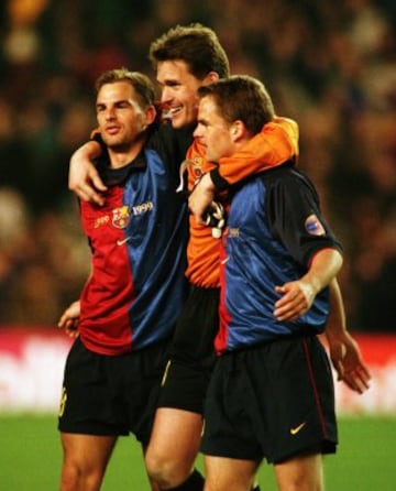 14/02/99 El portero holandés Ruud Hesp de Barcelona abraza sus compañeros Ronald de Boer y Franck de Boer 