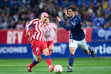 Antoine Griezmann del Atlético de Madrid pelea por el balón con Mangel Prendes del Real Oviedo