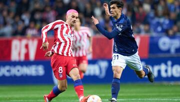 OVIEDO, SPAIN - JANUARY 04: Antoine Griezmann of Club Atletico de Madrid duels for the ball with Mangel Prendes of Real Oviedo during the Copa del Rey round of 32 match between Real Oviedo and Atletico de Madrid at Carlos Tartiere on January 04, 2023 in Oviedo, Spain. (Photo by Juan Manuel Serrano Arce/Getty Images)