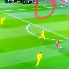 Messi anotó el segundo gol con dos balones en el campo