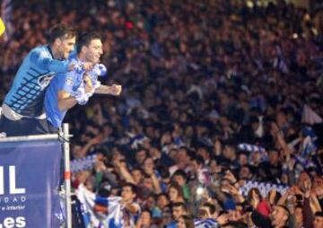 La celebración en la plaza de Cuatro Caminos. Borja Bastón y Marc.