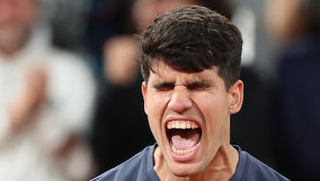 Spain's Carlos Alcaraz Garfia celebrates after winning against Greece's Stefanos Tsitsipas at the end of their men's singles quarter final match on Court Philippe-Chatrier on day ten of the French Open tennis tournament at the Roland Garros Complex in Paris on June 4, 2024. (Photo by Alain JOCARD / AFP)