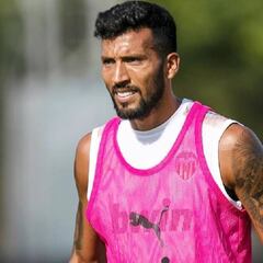 Ezequiel Garay apuesta por un cambio de 'look' y sus compañeros se mofan