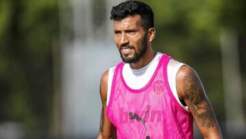 Ezequiel Garay apuesta por un cambio de 'look' y sus compañeros se mofan