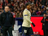 Hansi Flick mira al delantero del Barcelona Lamine Yamal durante el partido de ida de la semifinales de la Copa del Rey ante el Atlético. EFE/Mariscal
