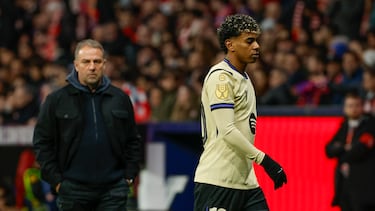 Hansi Flick mira al delantero del Barcelona Lamine Yamal durante el partido de ida de la semifinales de la Copa del Rey ante el Atlético. EFE/Mariscal