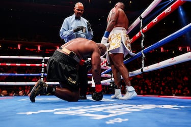 En el descanso entre asaltos, Miller decidió quitarse directamente el peluquín y lo lanzó al público.