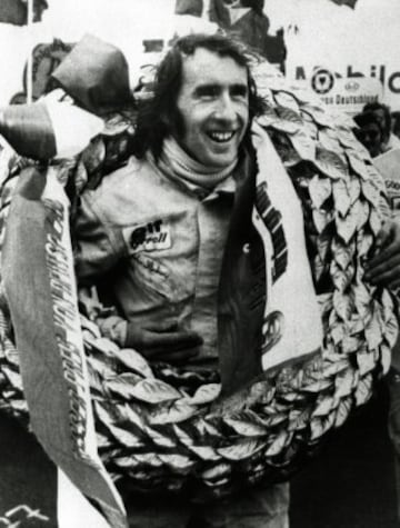 Stewart, tercer Mundial de F-1. El piloto escocés de Fórmula-1, Jackie Stewart, sumaba en 1973 su tercer título mundial después de los conquistados en 1969 y 1971 convirtiéndose en uno de los pilotos más reconocidos de la historia de la F-1. El triunfo de 1973 le llegó tras un año aciago en el que sus múltiples dolencias de estómago le dejaron el título en bandeja a Emerson Fitipaldi. Aunque ese tercer título vino acompañado de una gran tristeza: la muerte de su compañero de equipo Cevert en el Gran Premio de Estados Unidos que adelantó su idea de retirarse.