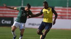 MIRAFLORES, BOLIVIA - NOVEMBER 12: Pervis Estupi&ntilde;an of Ecuador fights for the ball with Oscar Ribera of Bolivia during a match between Bolivia and Ecuador as part of South American Qualifiers for Qatar 2022 at Estadio Hernando Siles on November 12,