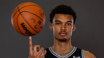 LAS VEGAS, NEVADA - JULY 12: Victor Wembanyama #1 of the San Antonio Spurs poses for a portrait during the 2023 NBA rookie photo shoot at UNLV on July 12, 2023 in Las Vegas, Nevada.   Jamie Squire/Getty Images/AFP (Photo by JAMIE SQUIRE / GETTY IMAGES NORTH AMERICA / Getty Images via AFP)