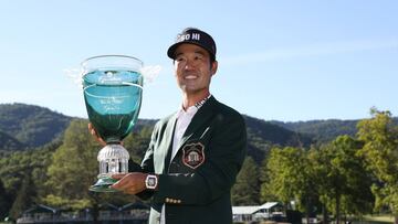 Kevin Na posa con el trofeo de campeón de A Military Tribute At The Greenbrier en el Old White TPC de White Sulphur Springs, West Virginia.