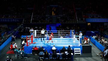 Paris 2024 Olympics - Boxing - Women's 54kg - Final - Roland-Garros Stadium, Paris, France - August 08, 2024. Yuan Chang of China in action against Hatice Akbas of Turkey. REUTERS/Peter Cziborra