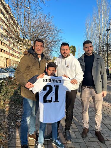 Rodrygo cumple el sueño de un niño con un emotivo regalo