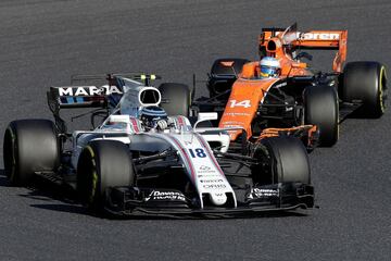 Lance Stroll por delante de Fernando Alonso.