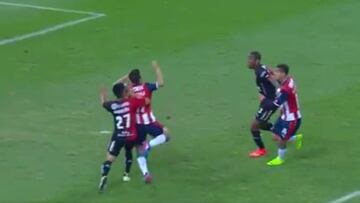 La pol&eacute;mica se hizo presente en el Estadio Jalisco, pues a los 29 minutos, el &aacute;rbitro marc&oacute; un penal a favor de las Chivas tras un recarg&oacute;n de Madue&ntilde;a.