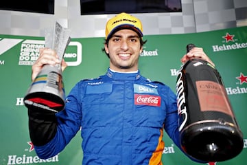 Sainz celebr el podio de Brasil a destiempo y bajo la noche, pero a cambio pudo disfrutarlo al mximo con todo el equipo McLaren. Luego, en la ltima carrera del a?o en Abu Dhabi, firm un dcimo puesto con el que se adjudicara una espectacular sexta posicin en el Mundial.