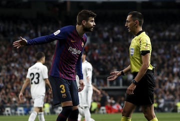 Gerard Piqué protesta al árbitro Sánchez Martínez