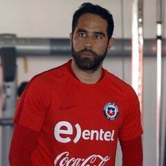 Claudio Bravo en la llegada a Rusia: "Nos sentimos respetados"