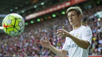 GIJON, SPAIN - AUGUST 23: Toni Kroos of Real Madrid reacts during the La Liga match between Sporting Gijon and Real Madrid at Estadio El Molinon on August 23, 2015 in Gijon, Spain. (Photo by Juan Manuel Serrano Arce/Getty Images)