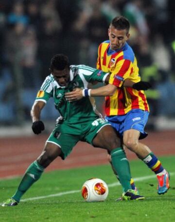 Virgil Misidjan disputa el balón con el defensa del Valencia Joao Pereira  durante el partido de ida de los octavos de final de la Liga Europa, en el estadio nacional Vasil Levski, en Sofía, Bulgaria.