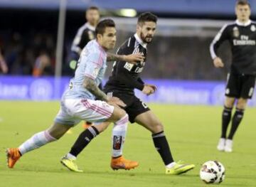 Isco lucha un balón con el centrocampista argentino del Celta de Vigo Augusto Fernández, durante el partido correspondiente a la jornada trigésimo tercera de Liga en Primera División.
