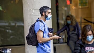 Un sanitario con mascarilla en las calles de Buenos en abril de 2021 cuando la ocupaci&oacute;n en camas de cuidados intensivos era la m&aacute;s elevada hasta la fecha.
 09/05/2021