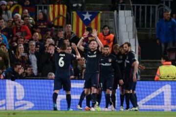 His team-mates join Fernando Torres in the celebrations (0-1)