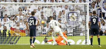 El jugador del Real Madrid Sergio Ramos marca el 2-0 de penalti. 