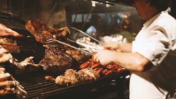 El origen del asado argentino se remonta a la necesidad que los gauchos, los jinetes de la pampa dedicados a la ganader¨ªa, ten¨ªan por sobrevivir. Consiste en carne, generalmente de res, cocinada lentamente sobre brasas, acompa?ada de diversos cortes y achuras (v¨ªsceras). Se considera un evento social y familiar, donde la preparaci¨®n y el disfrute de la comida son tan importantes como la compa?¨ªa.