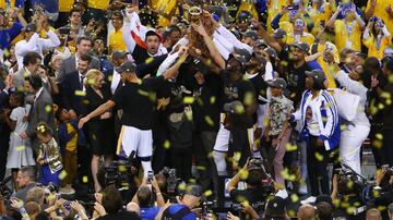 Los Warriors de Golden Estate lograron la noche de antier su quinto título de la NBA. Tradicionalmente, el campeón de la liga visita al presidente en turno en la Casa Blanca, como reconocimiento a su logro. Pero esta ocasión, el equipo de Curry y compañía rechazaron de manera unánime cualquier invitación. Cabe recordar que varios elementos de la plantilla han mostrado públicamente su rechazo a las ideas del actual mandatario.