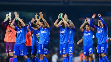 Jugadores de Cruz Azul después del partido en contra de los Pumas en Ciudad Universitaria.