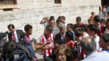 <b>MULTITUD. </b>La visita del Atlético a la localidad soriana levantó una gran expectación, especialmente de niños vestidos con la camiseta del Atlético.