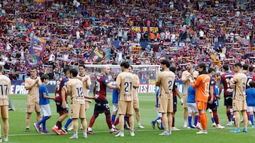 VALENCIA, 01/06/2025.-Los jugadores del Levante y del Eibar durante el partido correspondiente a la última jornada de la Liga Hypermotion, que disputan Levante y Eibar este domingo en el estadio Ciutat de Valencia.- EFE/ Ana Escobar