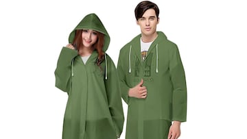 Así es el chubasquero plegable y de bolsillo que es 100% impermeable y puedes encontrar en Amazon.