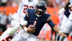 CLEVELAND, OHIO - SEPTEMBER 26: Justin Fields #1 of the Chicago Bears is tackled during the second half in the game against the Cleveland Browns at FirstEnergy Stadium on September 26, 2021 in Cleveland, Ohio.   Emilee Chinn/Getty Images/AFP
 == FOR NEWSP
